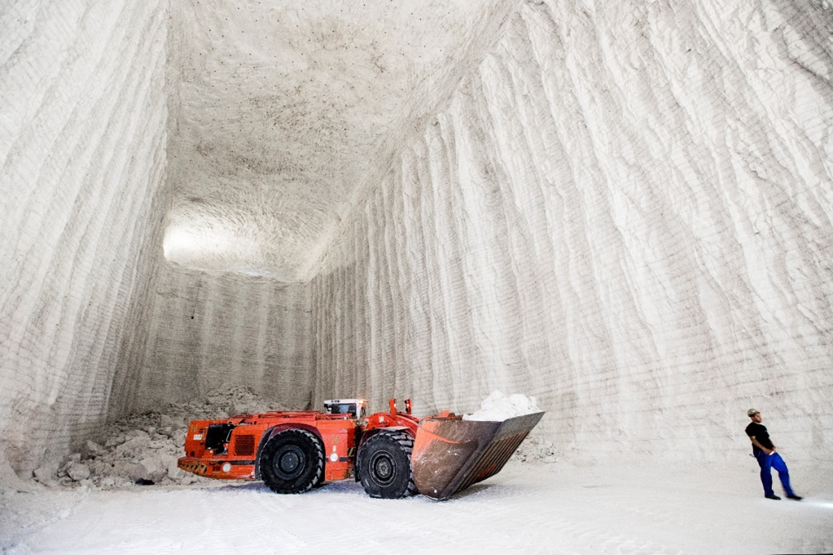 粗原料となる岩塩の地下採掘現場